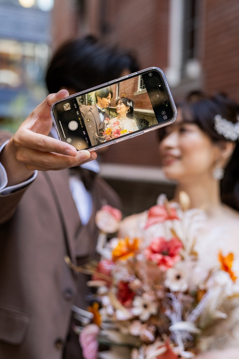 スマホ越しに残した自然な笑顔の瞬間