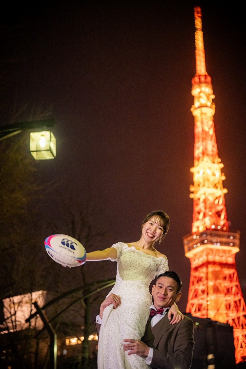 夜景に映えるおふたりらしいポーズ