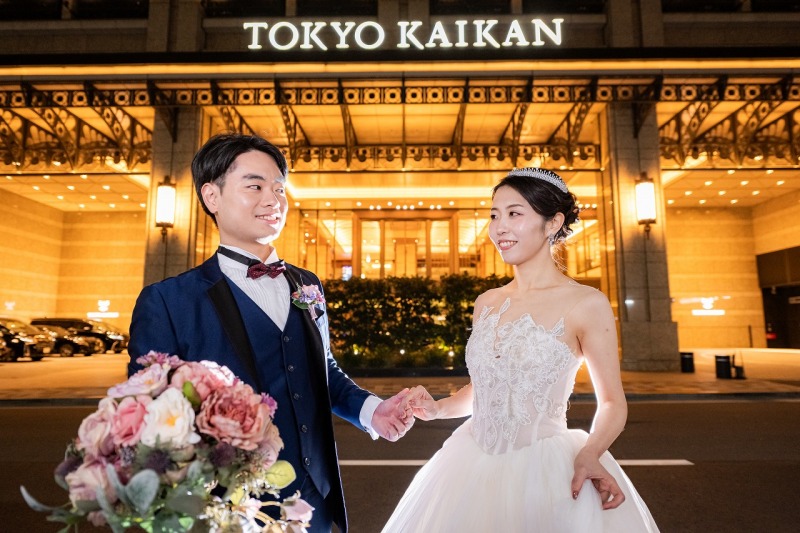 東京會舘を背景に未来へ歩むおふたりの時間