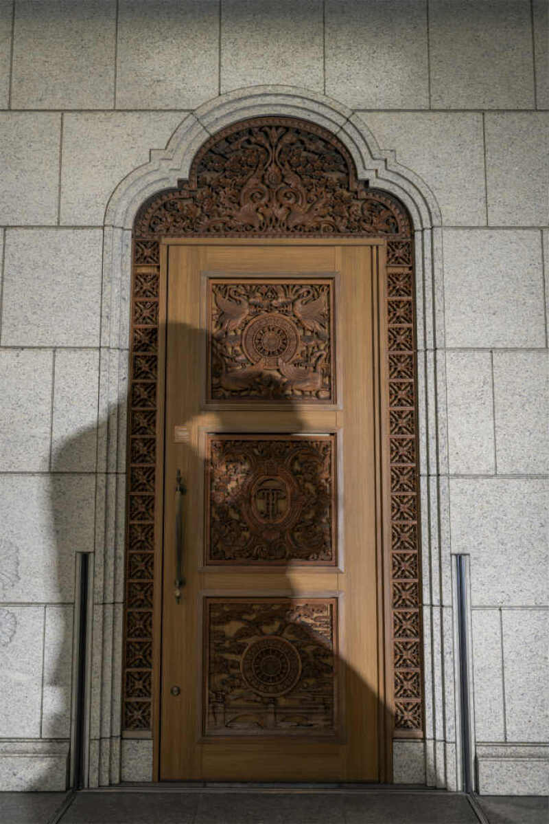 メインバーの扉に伸びる影…♡