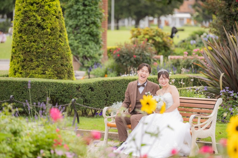 季節の花に包まれた笑顔あふれるやさしいひととき