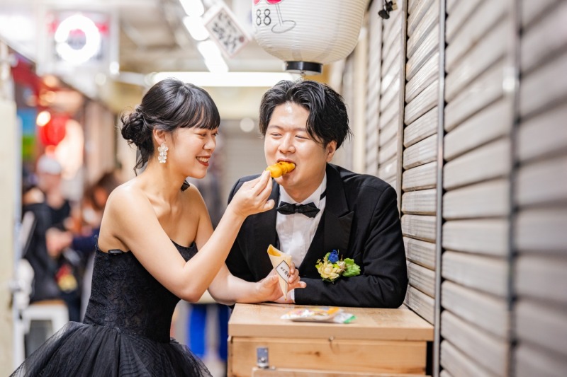 お団子の「あーん!」で思わず笑顔になるおふたり♡