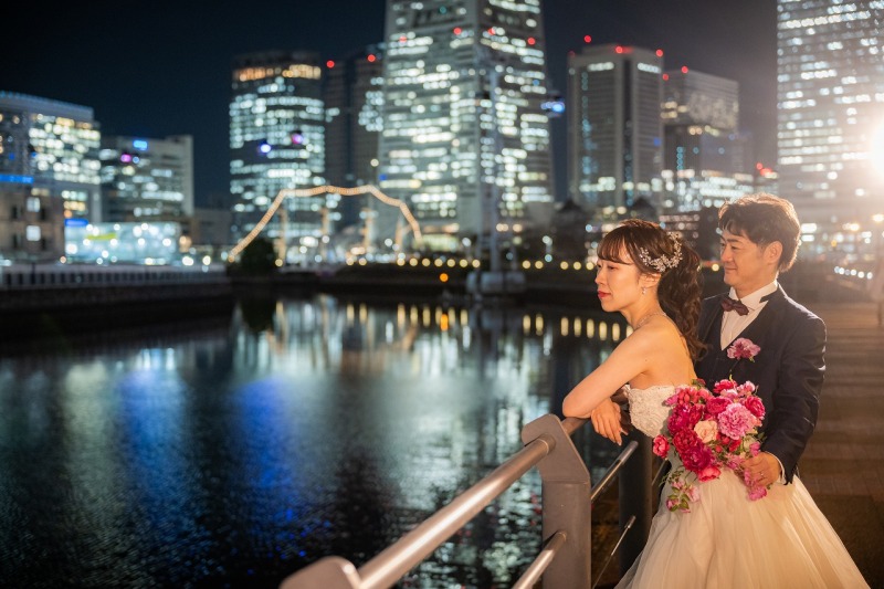 煌めく横浜夜景を眺めるロマンチックフォト