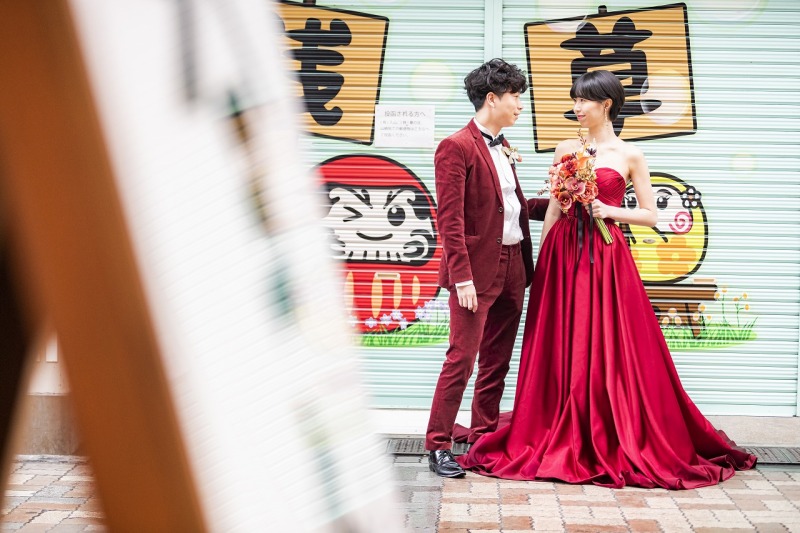 シャッター前で見つめ合う立ち姿のお写真♪