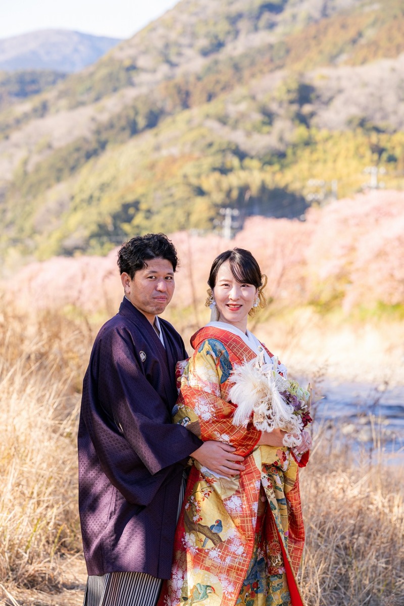 春色に包まれる河津桜と和装の記念撮影