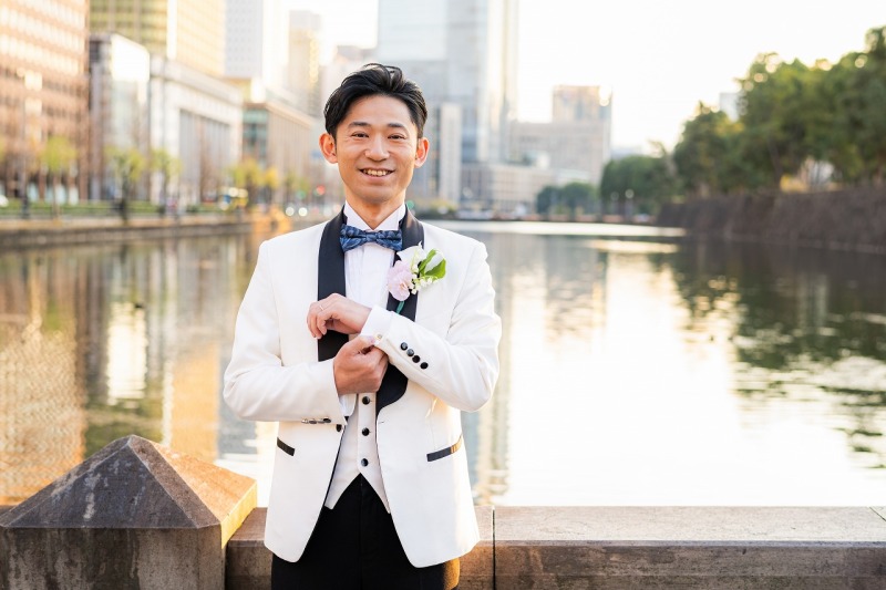 自然な笑顔を残したご新郎様ソロフォト
