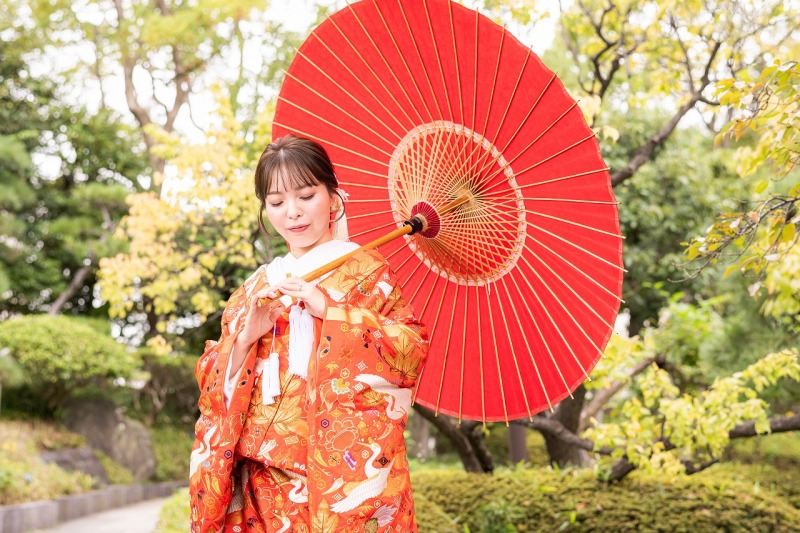 朱色の番傘と彩り和装の庭園フォト