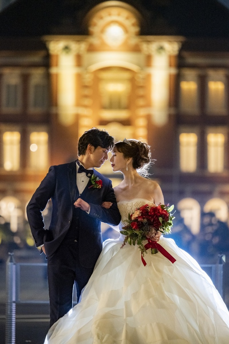 東京駅前で寄り添って♡