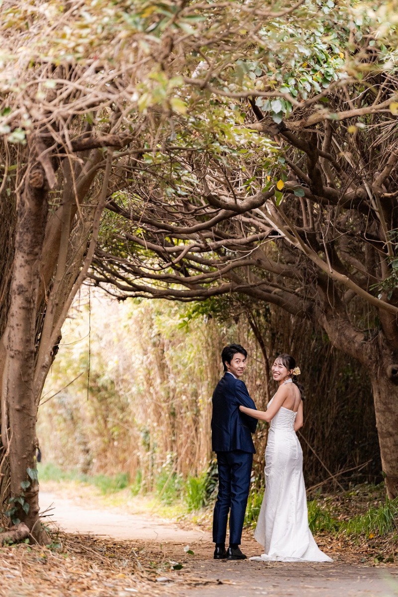 緑に寄り添うおふたり