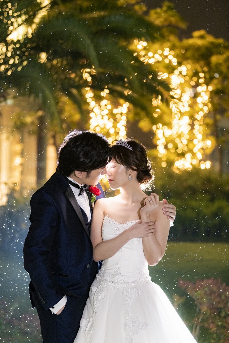 輝くイルミネーションを背にお鼻こつん