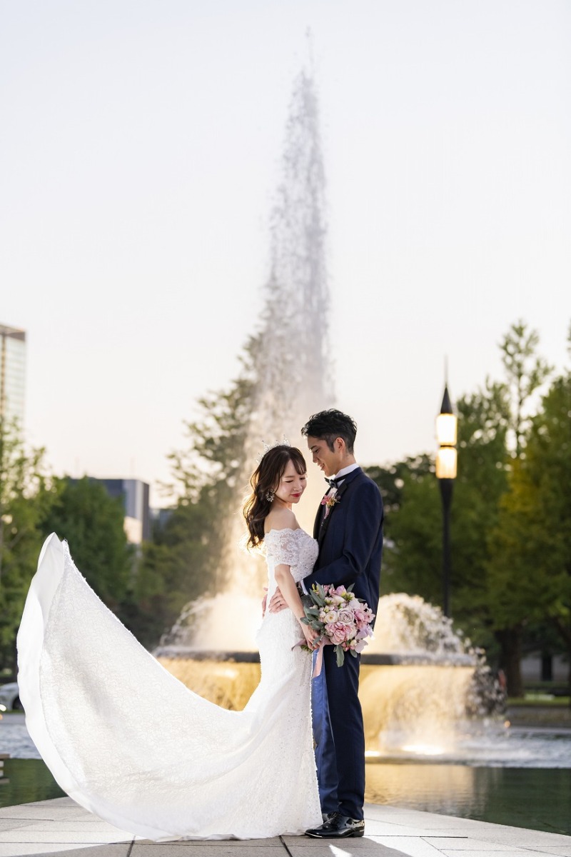 噴水の前でお二人と