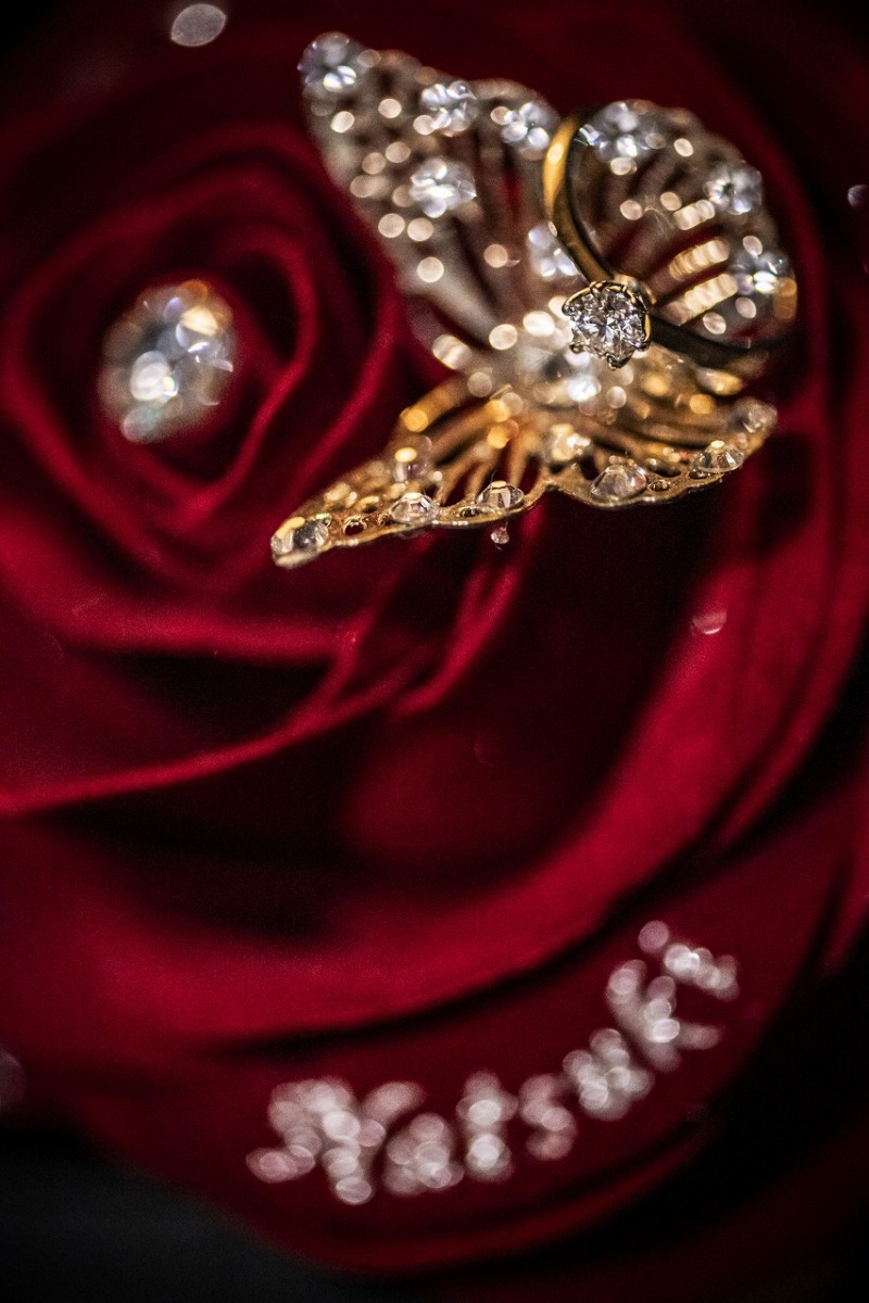 薔薇の花とエンゲージリングをご一緒に