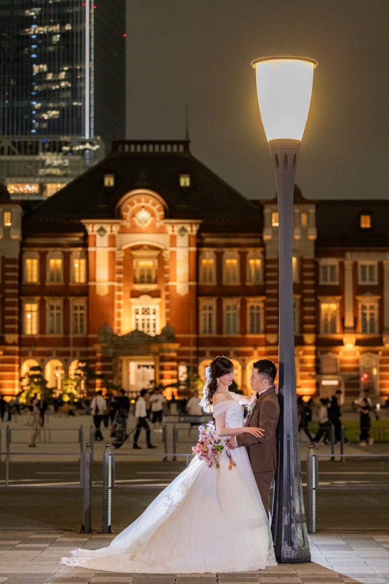 街灯の下で寄り添うおふたりと、夜の煌めく東京駅♪