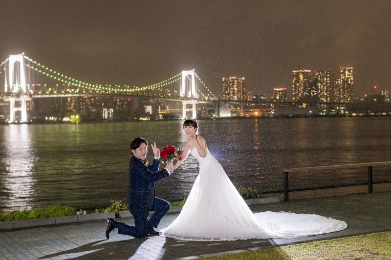 レインボーブリッジで楽し気なプロポーズショット!