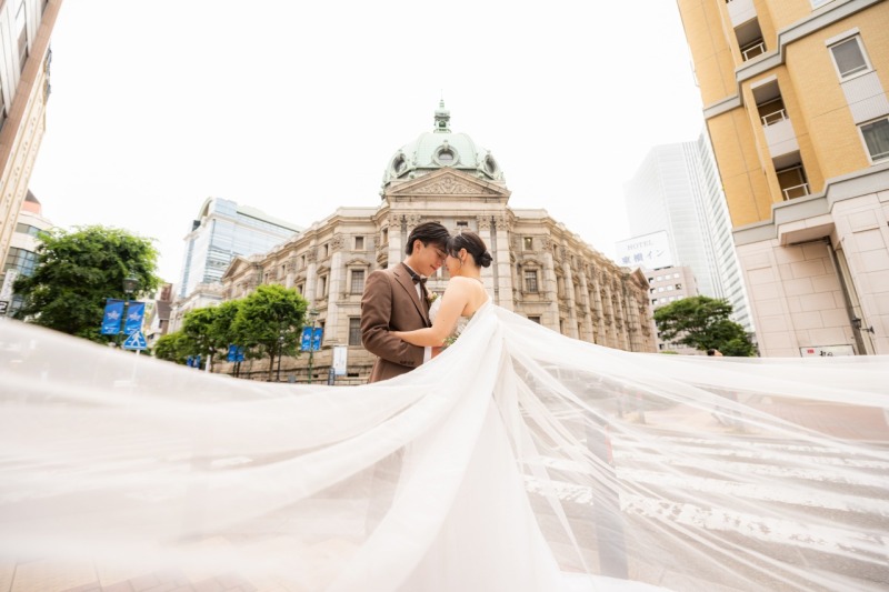 おふたりを包むロングベールと歴史ある横浜の街並み