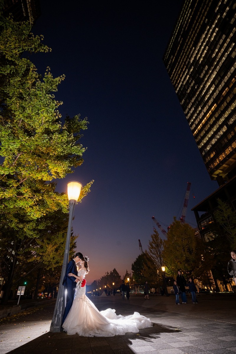 街灯の灯りに包まれる夜のワンシーン