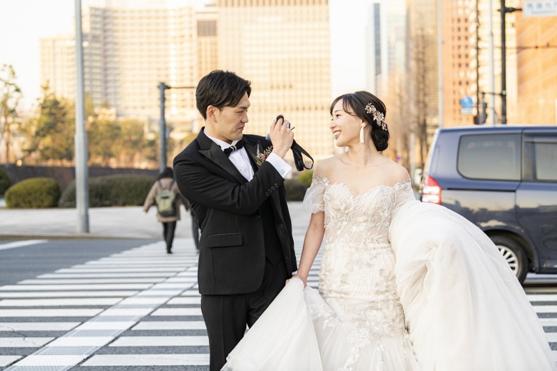交差点で…ご新郎様も撮ってる⁈