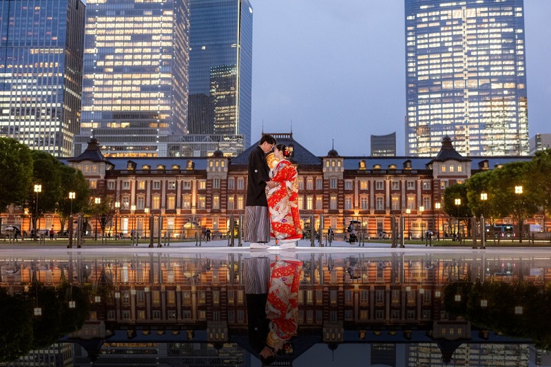 東京駅の夜景を背景に和装のリフレクション