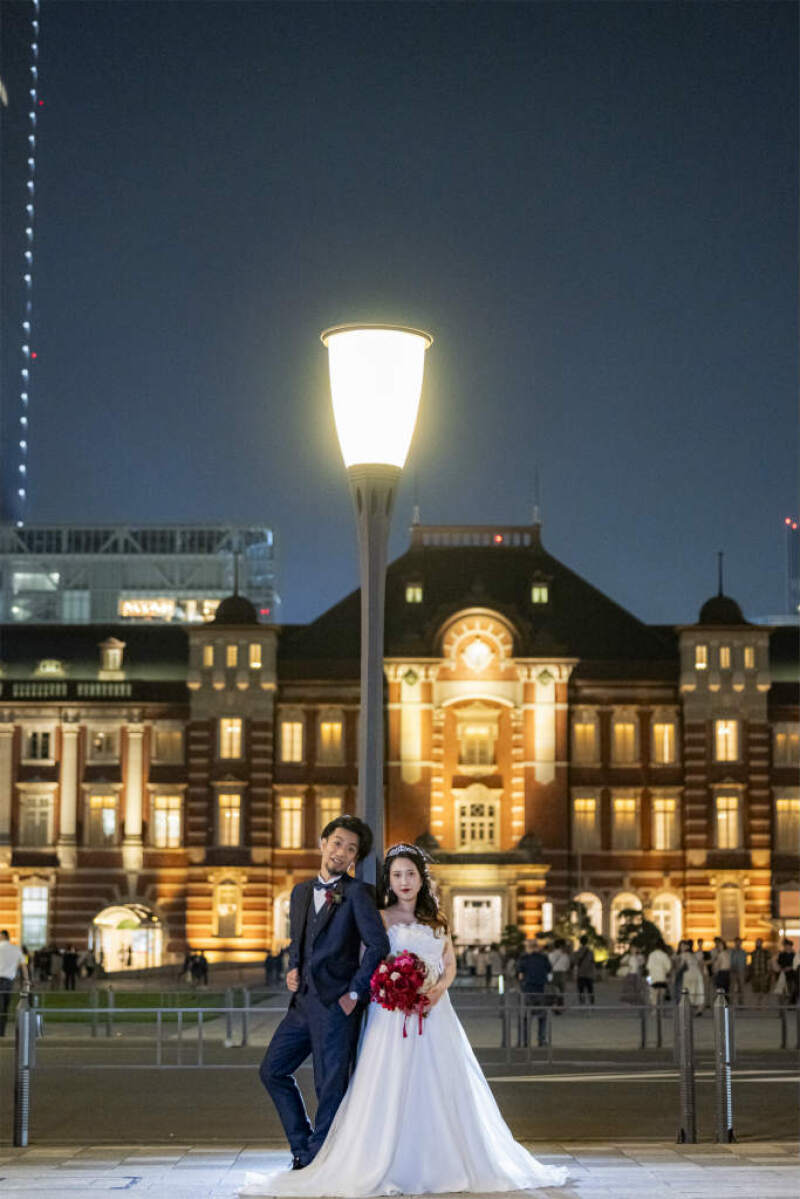 東京駅前の街灯に照らされながら