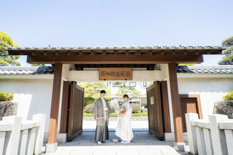 晴天の下、伝統的な立ち姿の一枚を