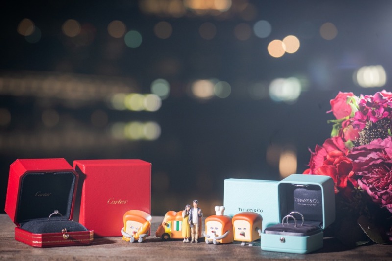 並んだ食パンとおふたり