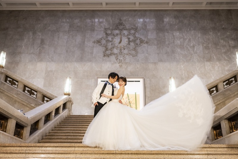 階段の踊り場でドレスファサっ♡