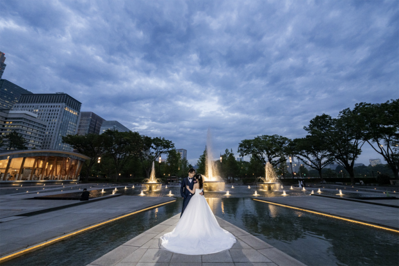 和田倉噴水公園で寄り添って