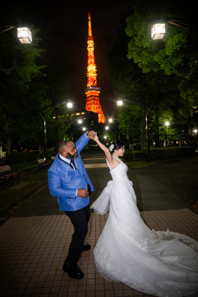 東京タワーを背に、おふたりでダンスターンショット
