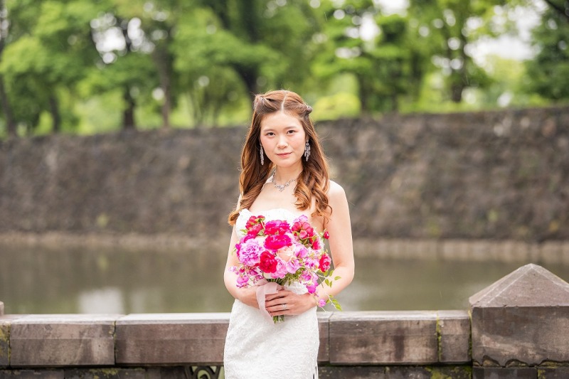 鮮やかなブーケが彩るご新婦様のソロショット