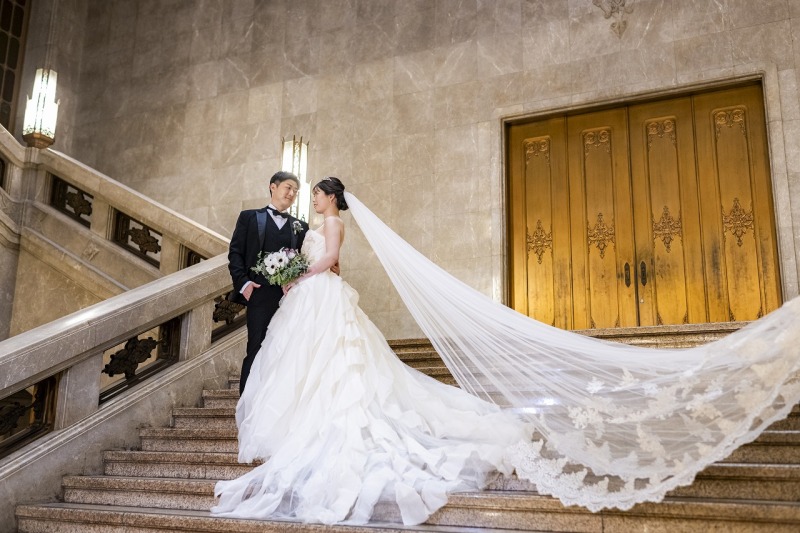 黄金の扉の前でベールをなびかせて