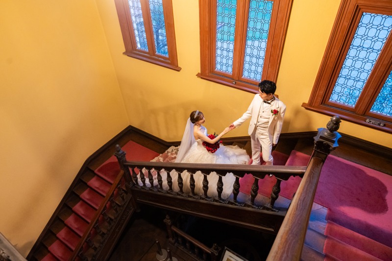 赤い絨毯の階段にて