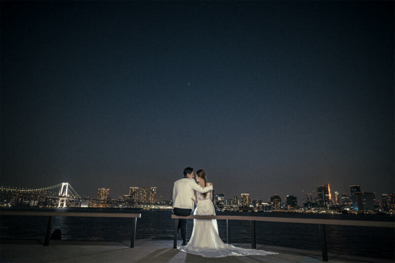 ぐるり公園で座って寄り添うショットを