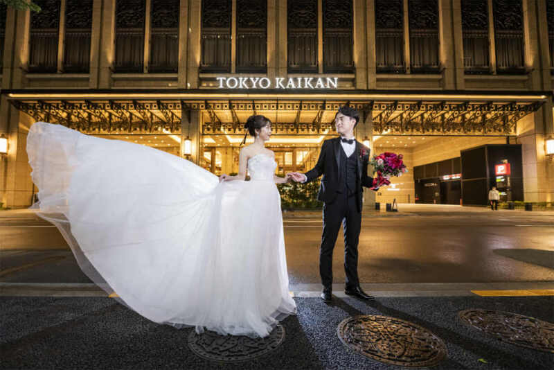 ドレスをファサッと！東京會舘