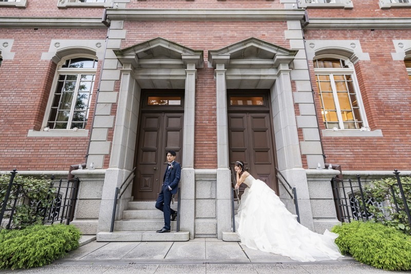 三菱一号館前で