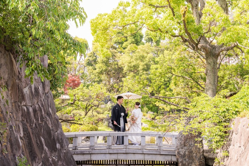 新緑に包まれた庭園で歩み、 番傘と和装のひととき