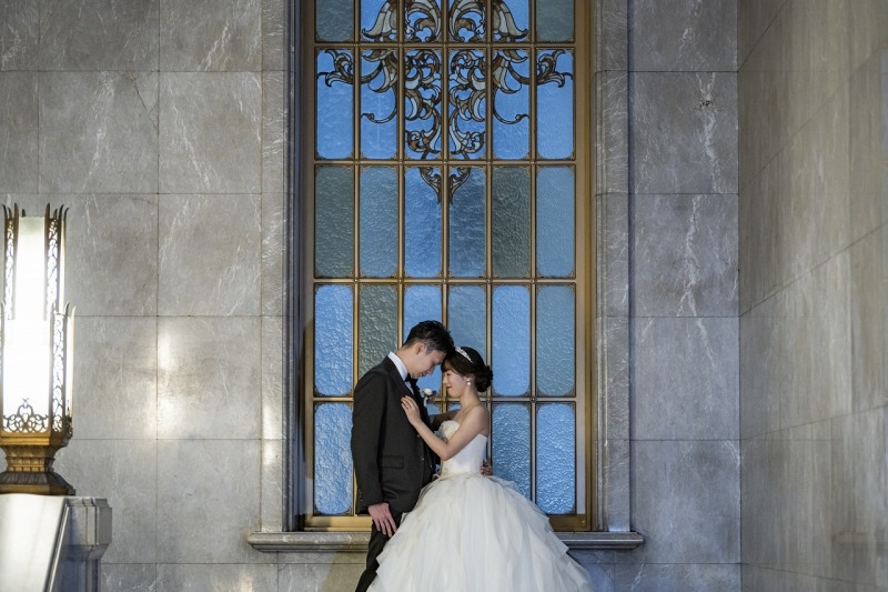 ステンドガラスを背景に微笑んで♪