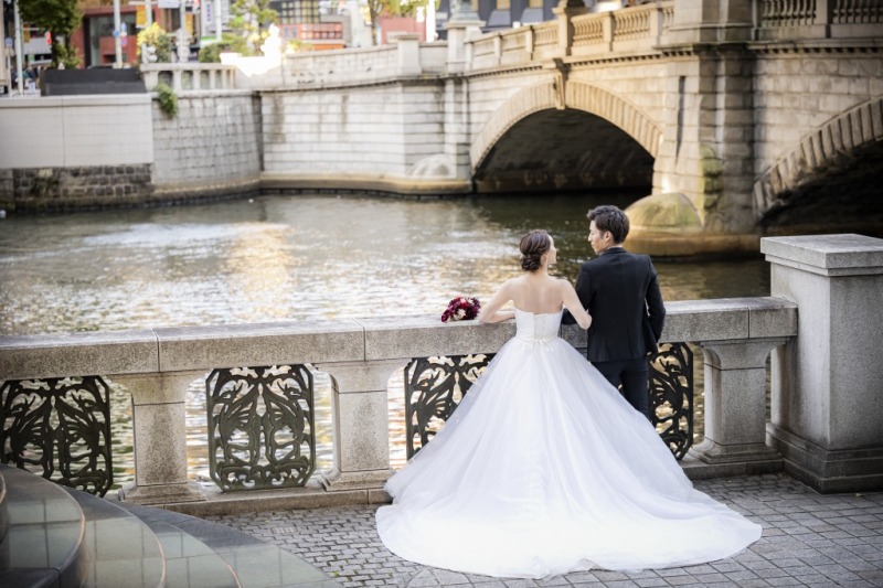 日本橋と川を眺めるバックショット