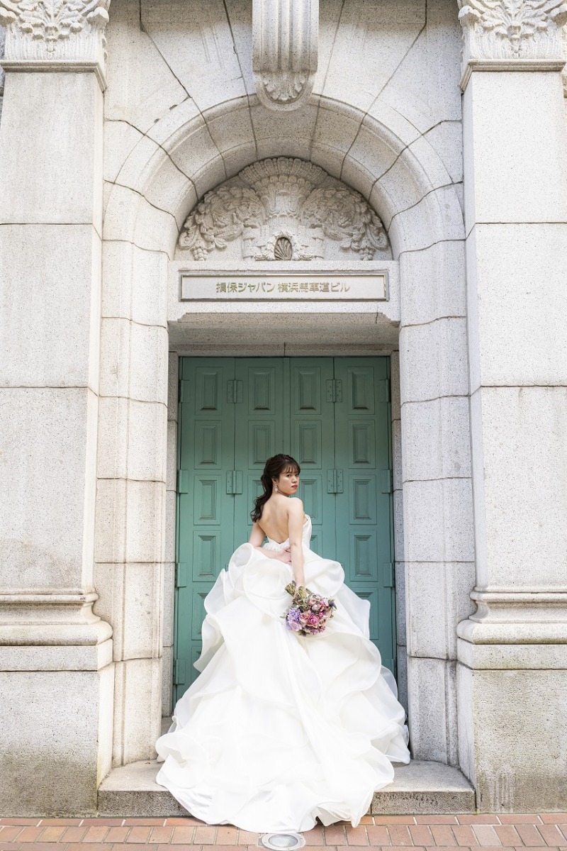 鮮やかな緑の扉の前で、ソロショット