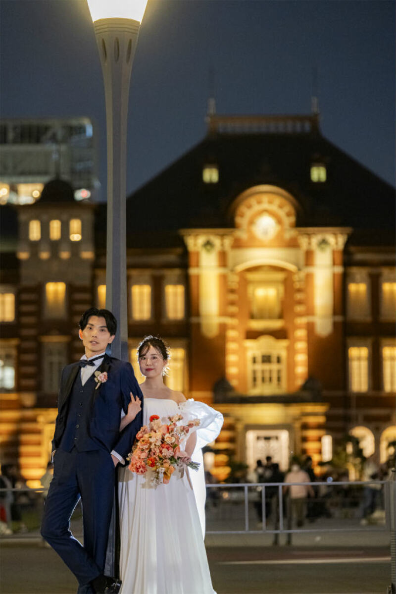 街灯の下でうでを組んで