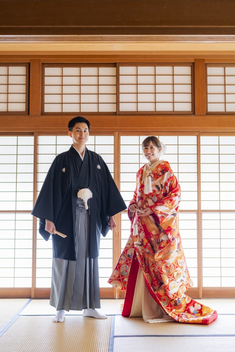 障子越しのやわらかな光に包まれる和装姿