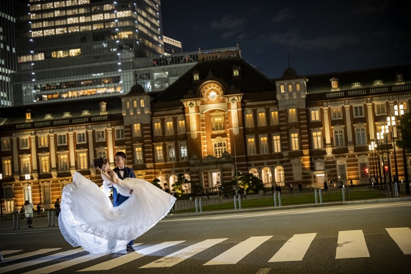 優雅に歩きながら