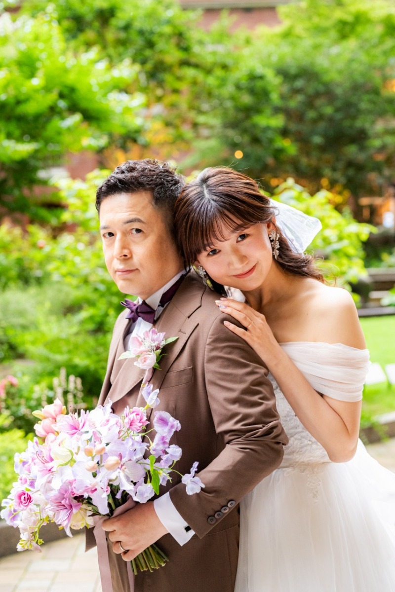 肩にそっと寄り添って見せるふたりのやわらかい表情