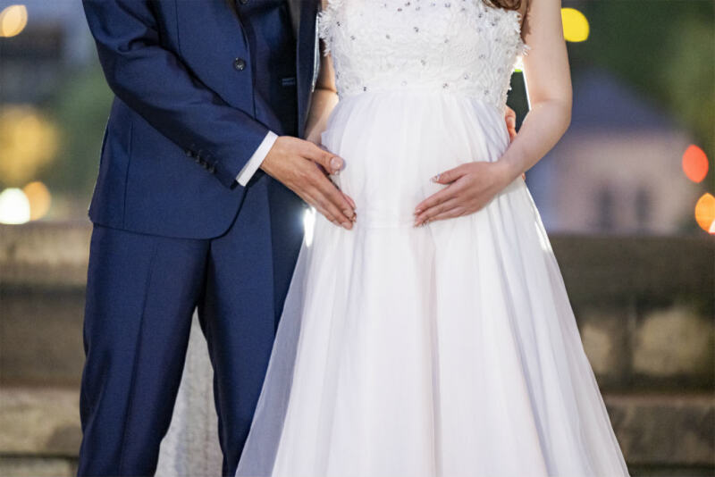 お腹に手を当てて