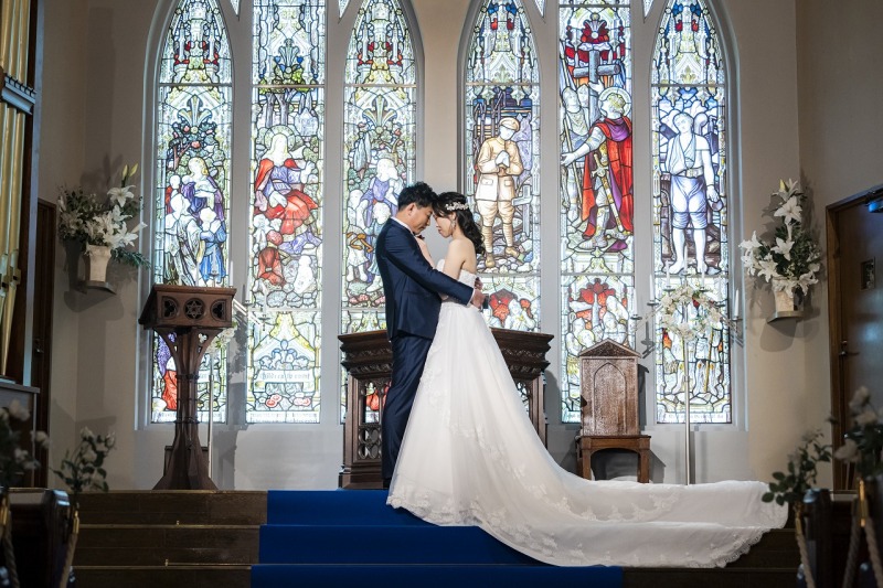 ステンドグラスに見守られながら、おでこをこつん♡