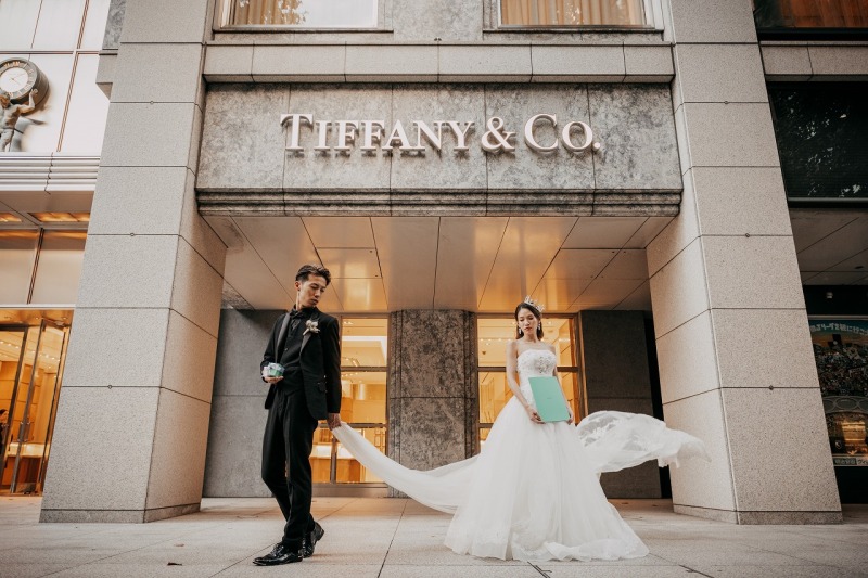 Tiffany前でベールをなびかせながら撮影