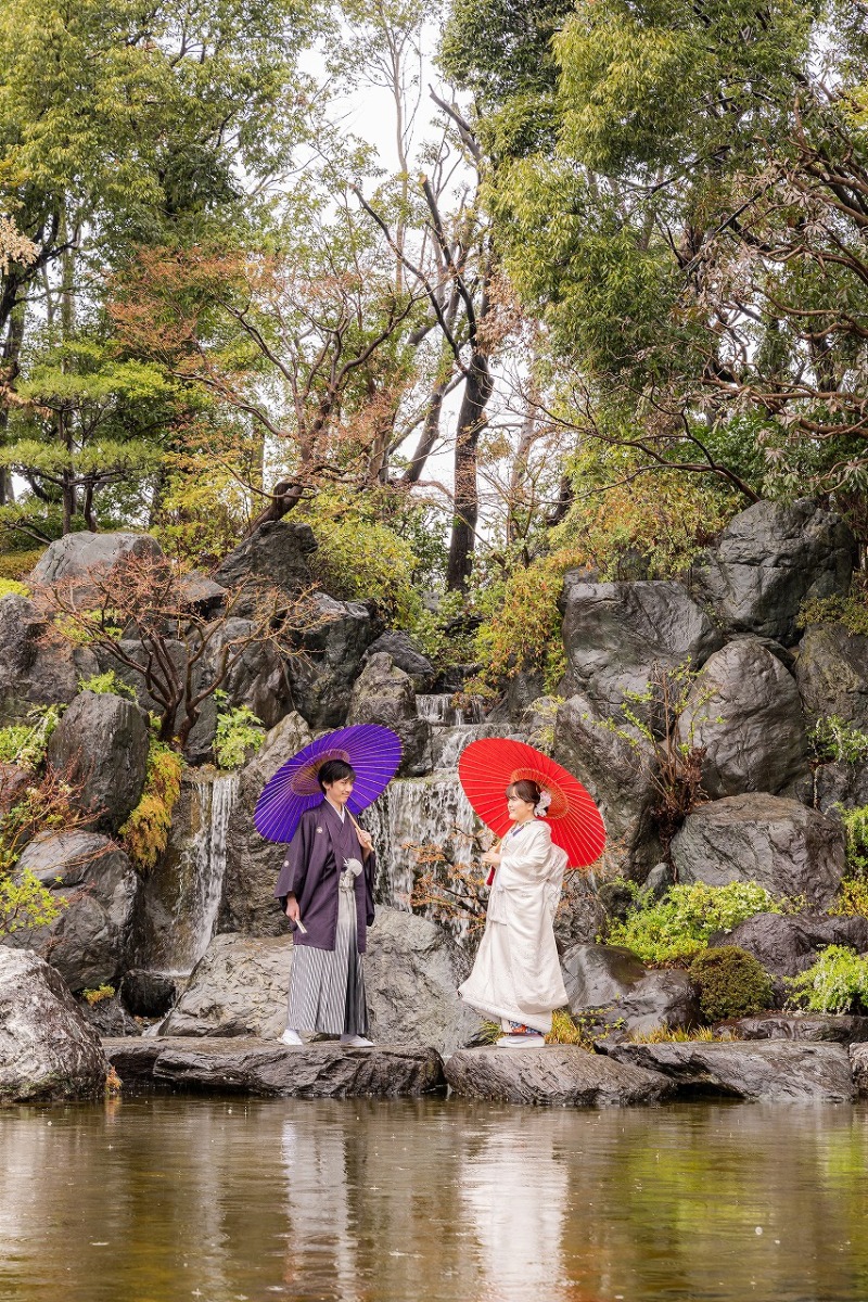 滝を背景に番傘で彩る和装フォトのひととき