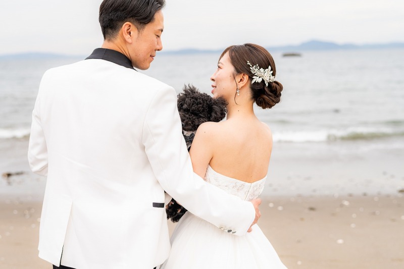 海を眺めながら愛犬と過ごすかけがえのない一枚