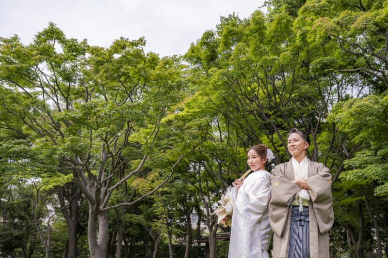 庭園いっぱいに広がる緑と、凛と並ぶ和装姿のふたり