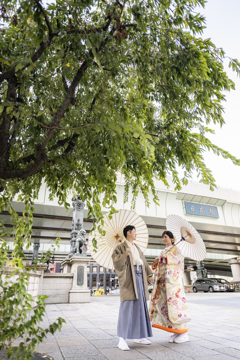 木の下で番傘を差しながら