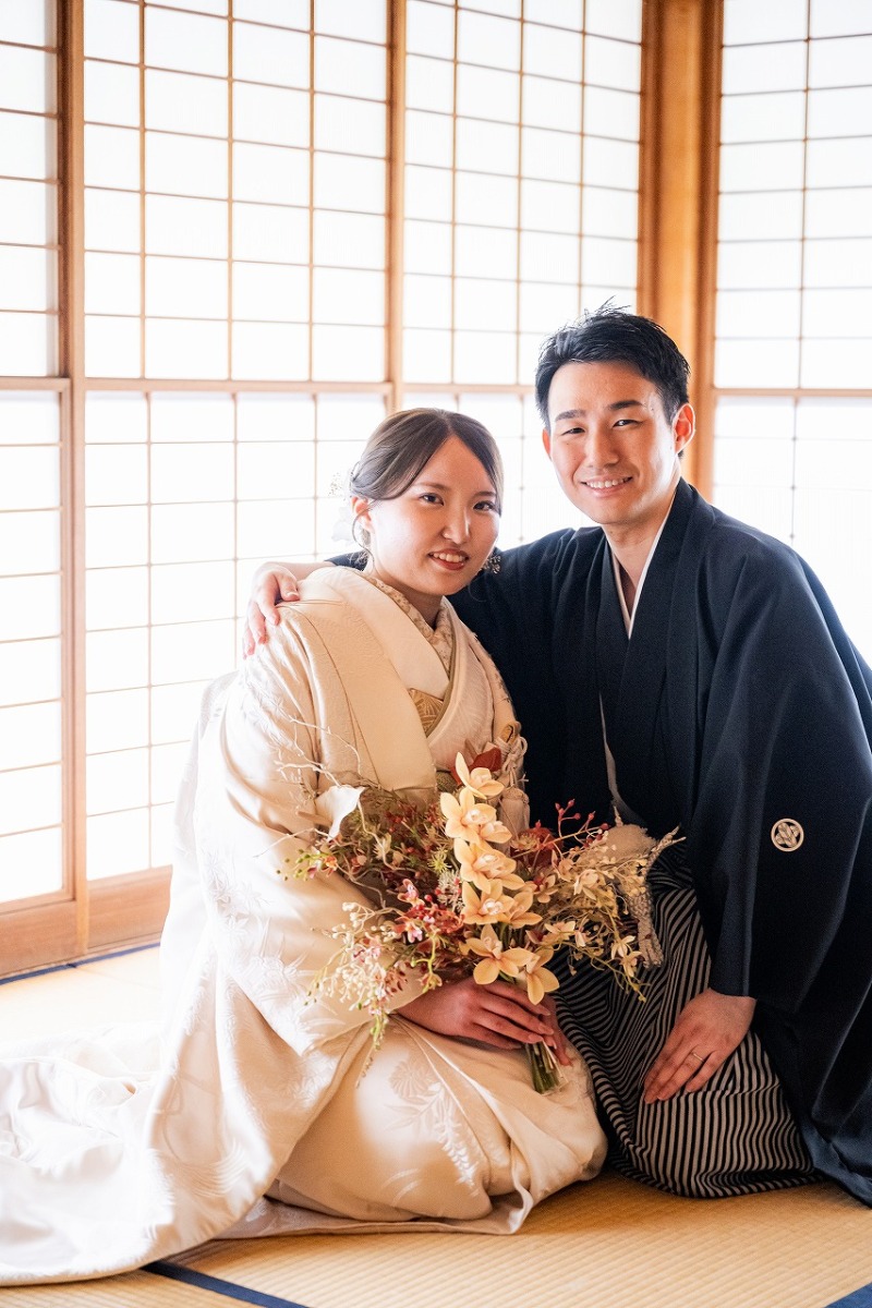 やわらかな光に包まれた和装姿で寄り添う一枚